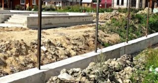 Фундамент под забор заказать в Бердске - заливка фундамента для забора | от 1530 за п.м.